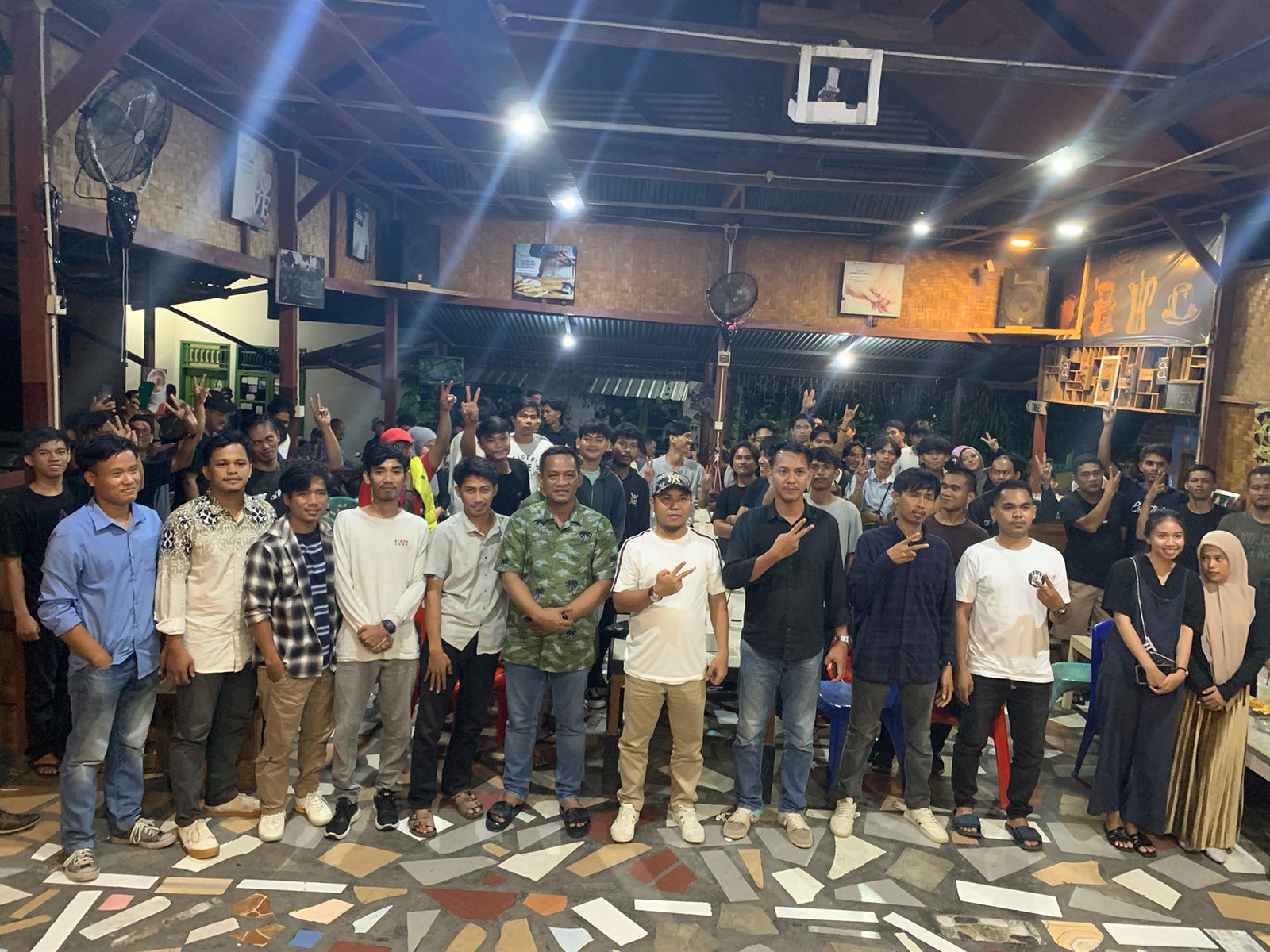 Foto bersama ratusan pemuda dan mahasiswa 